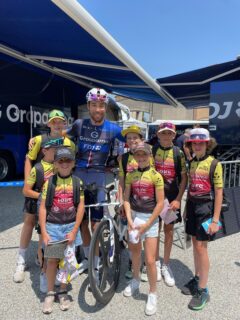 🚴‍♂️✨ Une journée inoubliable pour nos jeunes !
À l’occasion du contre-la-montre du Critérium du Dauphiné, ils ont eu la chance d’approcher de près le monde du cyclisme professionnel 🙌

Ils ont été chaleureusement accueillis par @clementrusso (Groupama FDJ) et @cyrildessel (Décathlon AG2R) tous deux licenciés à l’ECSEL, ainsi que par @sandy.dujardin (Total Énergies) et également @renemandri , aujourd’hui directeur sportif chez Israël - Premier Tech et ancien coureur du club.
Un grand merci à chacun d’eux pour leur disponibilité et leur gentillesse.

Nos jeunes sont repartis avec des étoiles plein les yeux… et des souvenirs plein la tête ⭐🚴‍♀️

@auvrhaffc @ffcyclisme @region_auvergnerhonealpes @villedesaintetienne @departementloire @creditmutuel @poli_wear 

#ecsel #cyclisme #route #dauphiné #jeunes #passion #contrelamontre #partage #professionnel #event #2025 #evenement #criteriumdudauphine #criterium