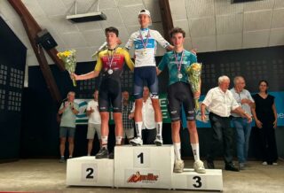 🥈 Julien Faugeron vice-champion AuRA U19 !

💥 Une course pleine de maîtrise collective de la part de nos 12 coureurs, actifs du début à la fin, et qui ont parfaitement lancé Julien vers ce beau podium ! 🔴🟡⚫

📸 @flo.vernephotographiecyclisme @elise.fgn

#TeamECSEL #JulienFaugeron #ViceChampionAuRA #CyclismeU19 #ChampionnatsARA #Collectif #Formation